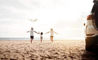 contento famiglia con auto viaggio strada viaggio. estate vacanza nel auto nel il tramonto, papà, mamma e figlia contento in viaggio godere insieme guida nel vacanze, persone stile di vita cavalcata di automobile. foto