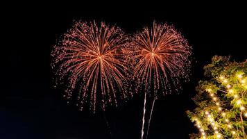 celebrazione dei fuochi d'artificio nel cielo scuro foto