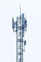 torre delle telecomunicazioni su sfondo blu cielo foto