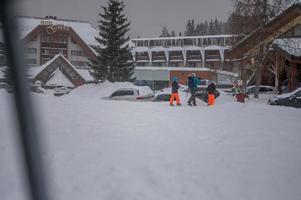 il inverno sciare ricorrere nel quale il neve cascate sciare ricorrere nel Basso tatra Basso tatra, slovacchia, sk, 2023 foto