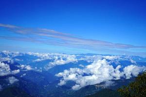 himalayano gamma orizzonte con galleggiante nuvole foto