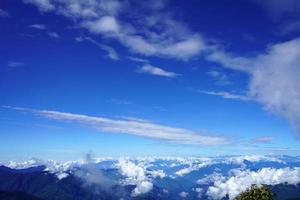 seta itinerario chiaro tempo metereologico con blu cielo foto