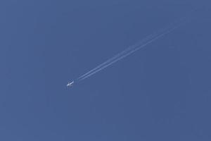 aereo volante nel un' chiaro blu cielo foto