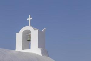 campana Torre su cappella su santorini contro chiaro blu cielo foto