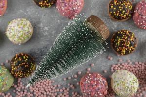 ciambelle dolci colorate con codette e un ornamento natalizio
