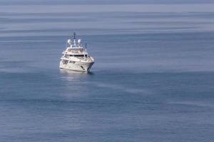 Visualizza su bianca velocità yacht nel mare foto