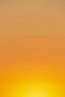 Visualizza su chiaro arancia cielo a tramonto foto