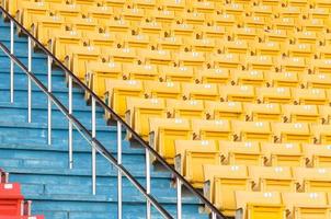 vuoto giallo posti a sedere a stadio, righe di posto a sedere su un' calcio stadio, selezionare messa a fuoco foto