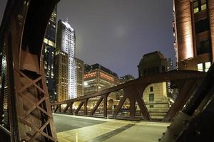 edifici e architettura di centro Chicago a notte. foto