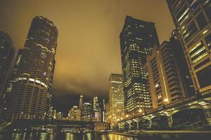 edifici e architettura di centro Chicago a notte. foto