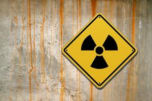 radioattivo avvertimento cartello su un' parete foto