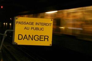 passaggio Proibito per il pubblico Pericolo cartello nel francese foto