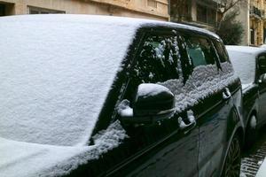 neve coperto auto nel Parigi foto