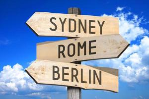 Sydney, Roma, Berlino - capitale città - di legno cartello stradale con tre frecce foto