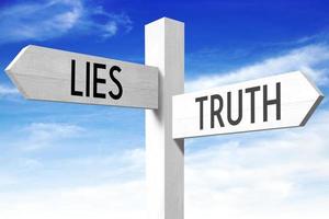 bugie, verità - di legno cartello stradale con Due frecce e cielo nel sfondo foto