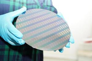 wafer di silicio per la fabbricazione di semiconduttori di circuiti integrati. foto