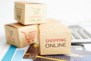 shopping online, scatola del carrello con carta di credito, import export, commercio finanziario. foto