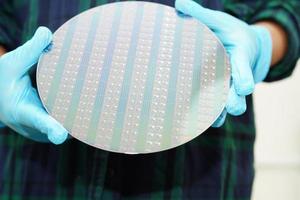 wafer di silicio per la fabbricazione di semiconduttori di circuiti integrati. foto