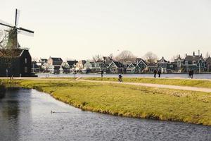 residenti e visitatori equitazione passato un vecchio amsterdam mulino nel il zaanse schans Quartiere foto