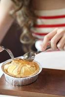 ragazza nel caffè foto