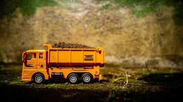 Sud Minahasa, Indonesia gennaio 2023, un' giallo cumulo di rifiuti camion giocattolo trasporto sabbia foto