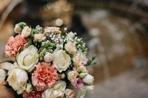 primo piano del bouquet da sposa foto