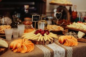 varietà di cibo grigliato su di legno tavolo, superiore Visualizza. all'aperto cibo concetto foto