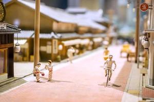 avvicinamento miniatura Modelli di 1800 antico villaggio e giapponese persone nel quotidiano vita durante il età di osaka. mostrare nel il osaka Museo di storia, osaka, Giappone. foto