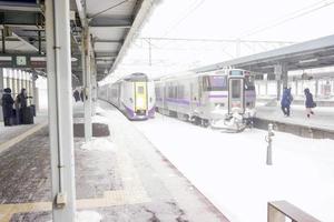 hakodato, Giappone, 2018 - persone in attesa per il Locale treno di Giappone e velocità treno per indietro per suppor città a hakodate treno stazione su il giorno di neve caduta fuori uso. foto