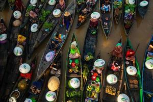 banjarmasin, Indonesia - settembre 25, 2021, il atmosfera di il tradizionale galleggiante mercato Festival tutti Locale residenti uso Barche o canoe per folla il fiume per eseguire attrazioni per visitatori. foto