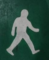 verde a piedi sentiero cartello su uomo bianco icona foto