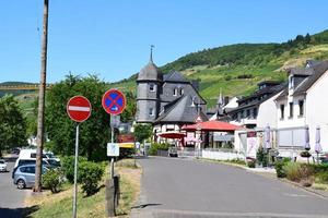 zell un der mosella, Germania, 2022 - parcheggio lotto a vecchio cittadina nel estate foto