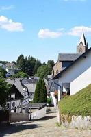 Ulmen, Germania, 2022 -stretto strada a partire dal castello per vecchio cittadina foto