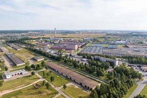 aereo panoramico Visualizza di città con un' enorme fabbrica con fumo camini nel il sfondo foto