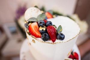 contento compleanno per voi. torta con frutta, mirtilli e fragole. foto