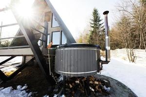 di legno triangolo nazione minuscolo cabina Casa con caldo vasca terme nel montagne. anima fine settimana. foto