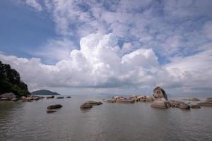 costiero roccia accanto il spiaggia a permanente damar laut foto