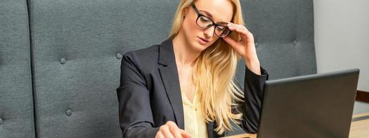 giovane donna d'affari utilizzando il computer portatile nel bar foto