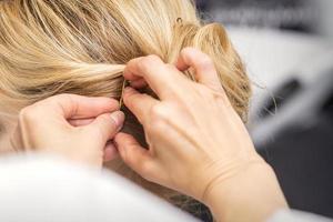 parrucchiere pugnalate capelli con forcina foto