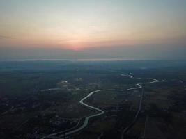 aereo Visualizza principale linea fiume attraversare il risaia campo foto