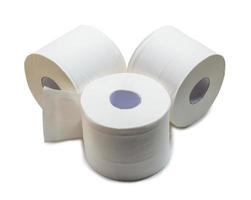 tre rotoli di bianca fazzoletto di carta carta o tovagliolo nel pila preparato per uso nel gabinetto o toilette isolato su bianca sfondo con ritaglio sentiero foto