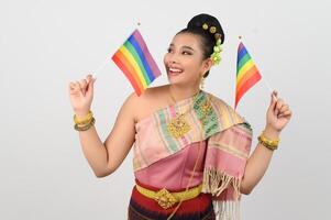ritratto di giovane donna nel tailandese nord-est tradizionale capi di abbigliamento Tenere arcobaleno bandiera foto