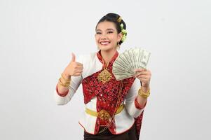 ritratto di bellissimo tailandese donna nel tradizionale capi di abbigliamento in posa con fan banconota foto