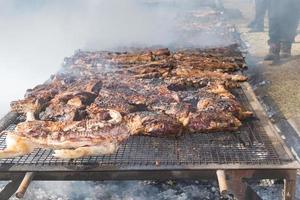 tradizionale carne grigliato su il griglia nel il argentino campagna foto