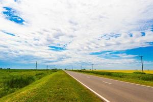 strada nel il pianure seminato concetto di distanza viaggio e destino foto