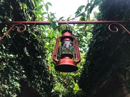 isolato rosso lampadario foto