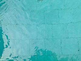 mosaico passaggi nel un' nuoto piscina e sotto il sole foto