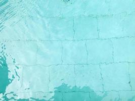 mosaico passaggi nel un' nuoto piscina e sotto il sole foto