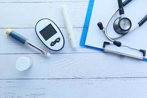 vista dall'alto degli strumenti di misurazione del diabete foto