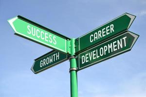 successo, crescita, carriera, sviluppo - cartello stradale con quattro frecce foto